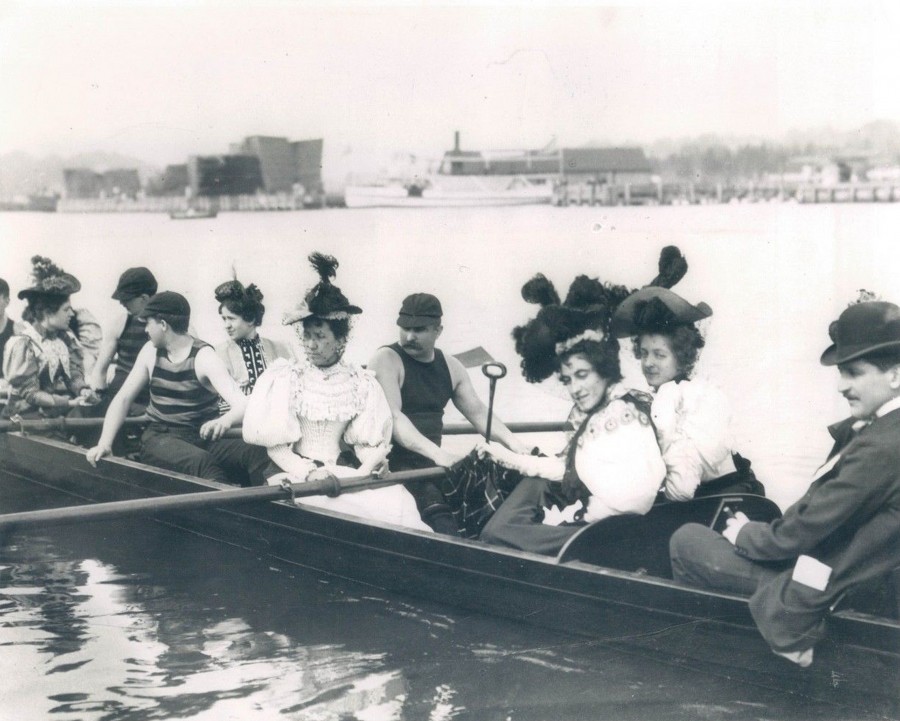 Ladies-Day-Rowing-on-the-Harlem-River-circa-1905-photo-UPI-900x721