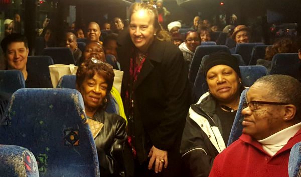 Brewer greets Manhattan public housing residents and leaders traveling to Albany this morning